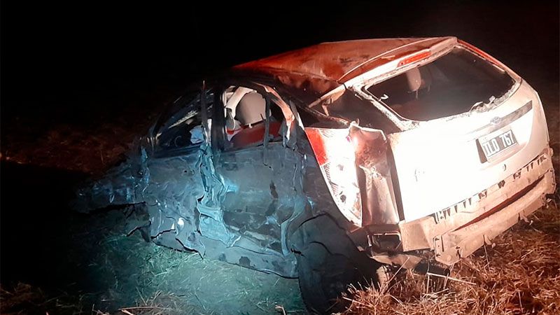 Un auto volcó tras chocar violentamente con un utilitario en una ruta entrerriana