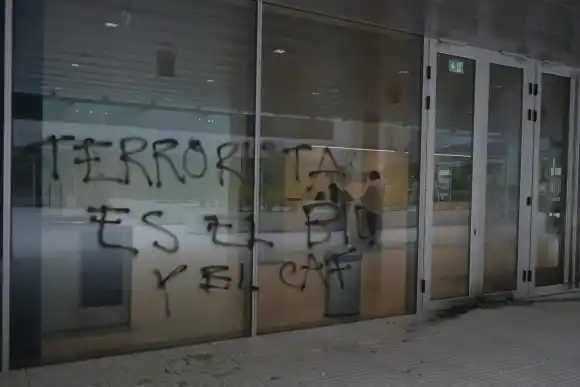 Vandalizaron la sede del banco que financia a UPM