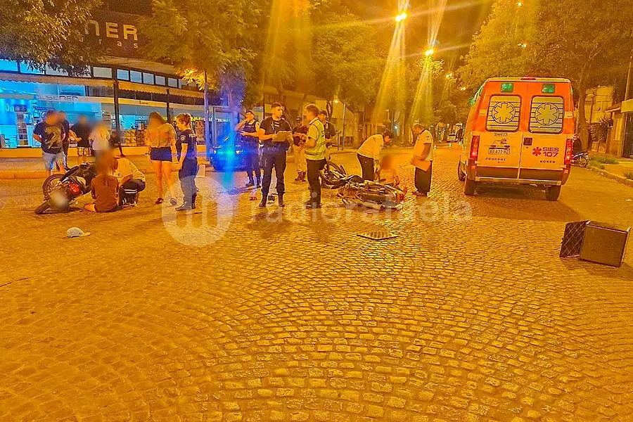 Tres personas heridas luego de un fuertísimo choque en Bv. Santa Fe