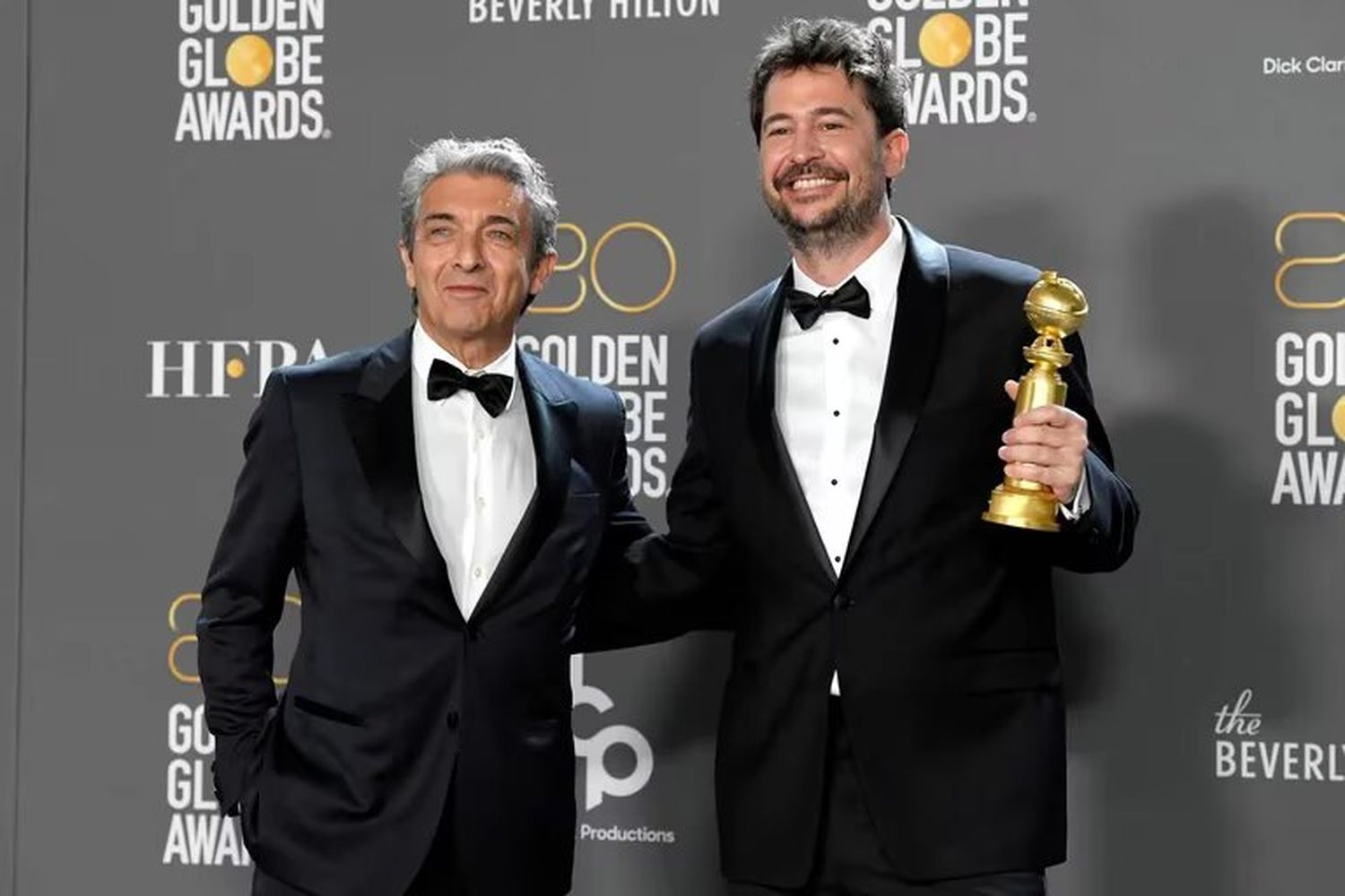 Ricardo Darín y Santiago Mitre posan con el premio a la Mejor Película en Idioma No Inglés por "Argentina, 1985" en la sala de prensa de la 80ª Entrega Anual de los Globos de Oro celebrada en el Hotel Beverly Hilton el 10 de enero de 2023 en Beverly Hills, California