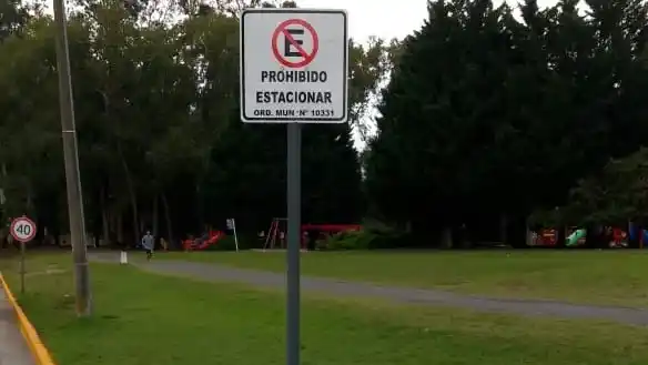 Comenzó a regir la prohibición de estacionamiento en sectores del Lago del Fuerte.