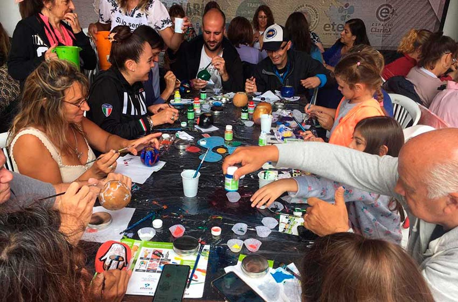 A pesar del mal clima, el taller de pintura volvió a brillar en Espacio Clarín