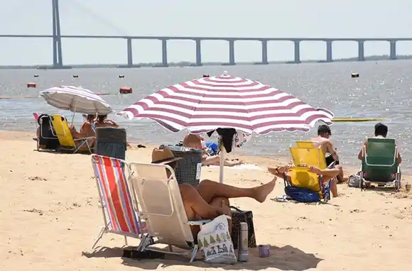 Aprobaron una ordenanza para limitar el espacio para fumadores en las playas rosarinas