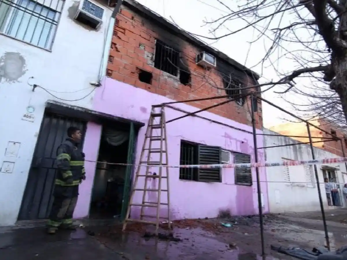 Una embarazada y sus hijos fallecieron en un incendio en Rosario