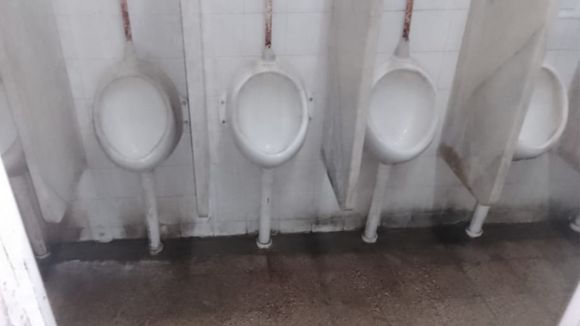 Cruce entre una madre y la Cooperadora por el estado de los baños de la Escuela 6