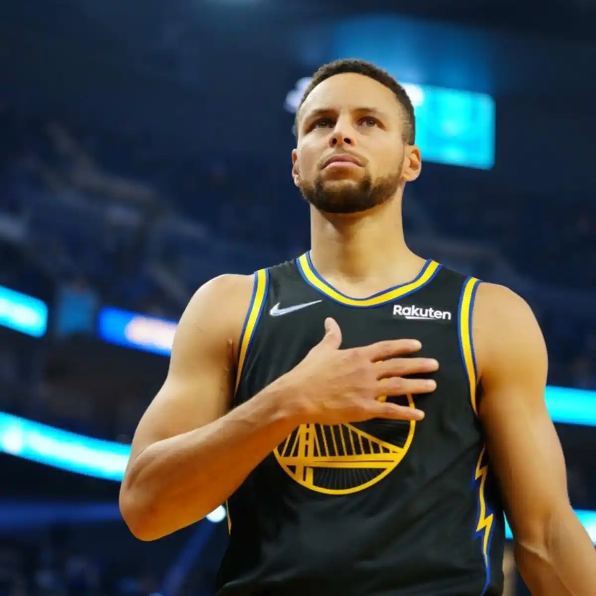 Stephen Curry usa Nike en su camiseta de los Warriors, pero sus zapatillas de la NBA tienen el logo de Under Armour (Vía: X).