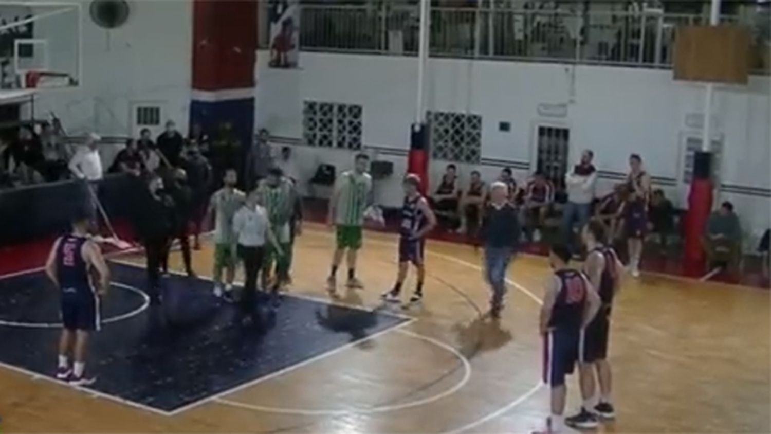 Locura en el básquet: un jugador corrió al árbitro por toda la cancha para agredirlo