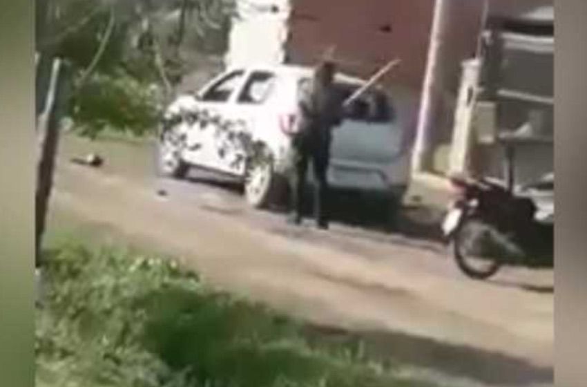 Estado de ira: destrozó con un palo el auto de su ex pareja