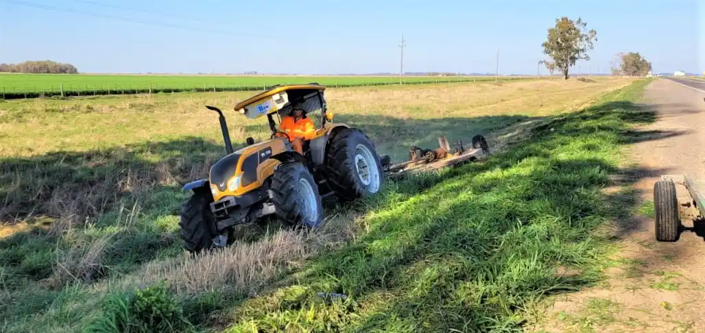Las máquinas avanzan en el corte de pasto en las banquinas.