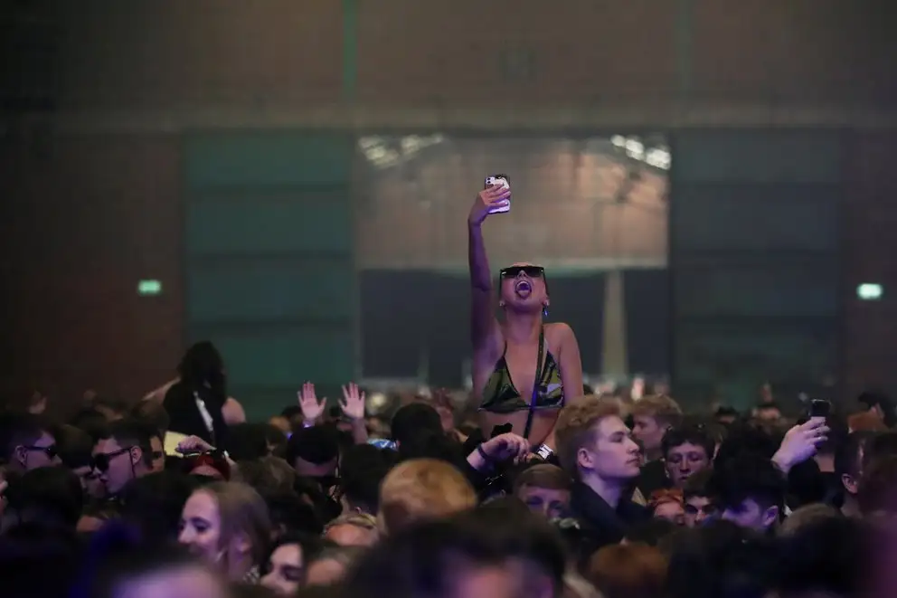 Sin mascarillas ni distancia social: una discoteca inglesa abrió por primera vez en pandemia en una prueba piloto inédita con más de 3.000 personas