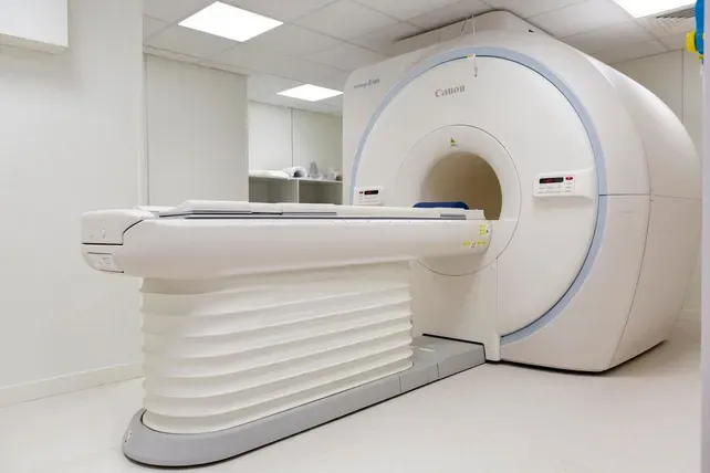 Un hombre fue succionado por una máquina de resonancia magnética: falleció un día después