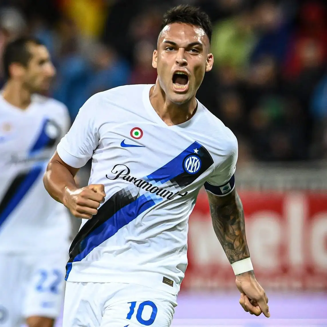 Lautaro Martínez festeja el segundo gol de su equipo.