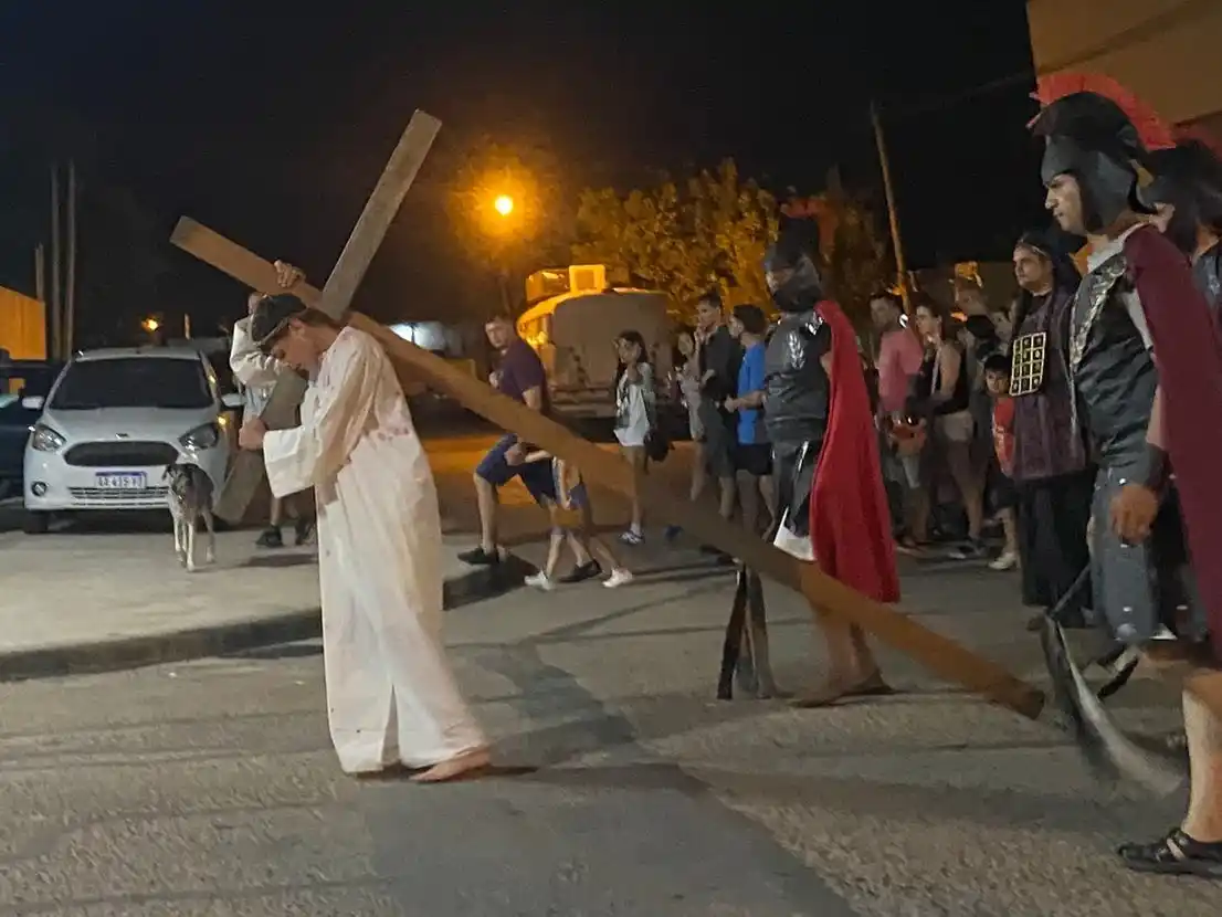 Emotivo Vía Crucis viviente recorrió las calles y convocó a una multitud