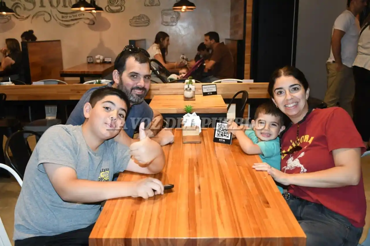 En familia Julieta, Federico, Enzo y Tomás. Ruya