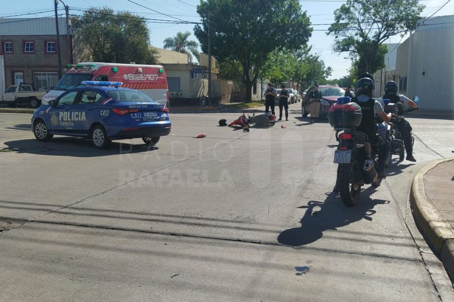 Tenía el casco, pero no lo llevaba puesto: chocó y terminó hospitalizado