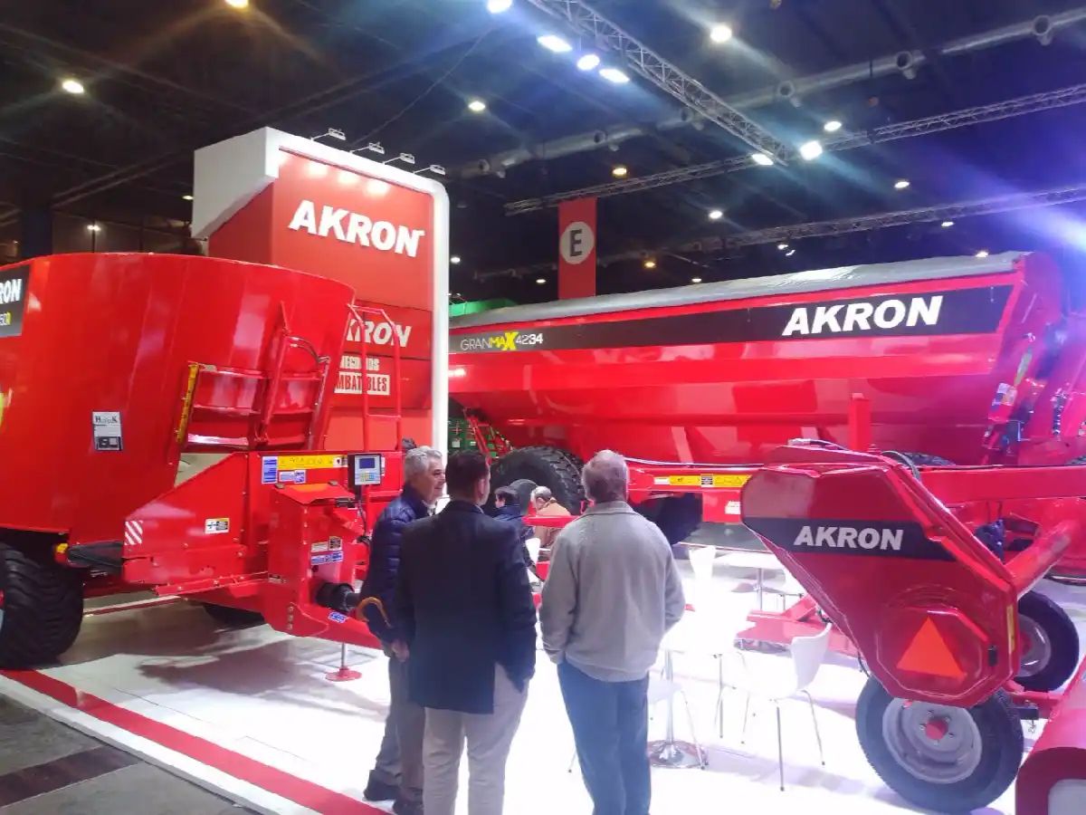 Con nuevo plan de financiación,  Akron afianzó sus “Negocios  Imbatibles“ en la Expo Rural              