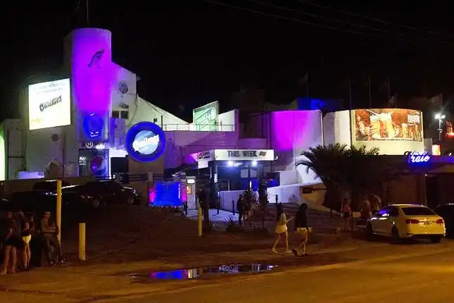 Pinamar: Cayó mampostería de un boliche e hirió a la hija de la vocera de la Corte Suprema de la Nación