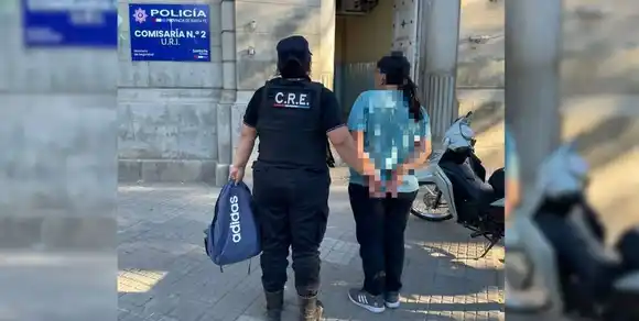 Imputarán a la mujer que abandonó a su hijo de 9 años con Síndrome de Down en una plaza de Santa Fe
