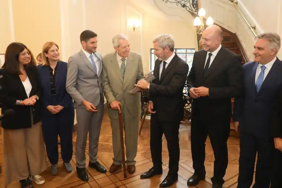 Pullaro, Frigerio y LLaryora anticiparon su apoyo a la Ley Bases