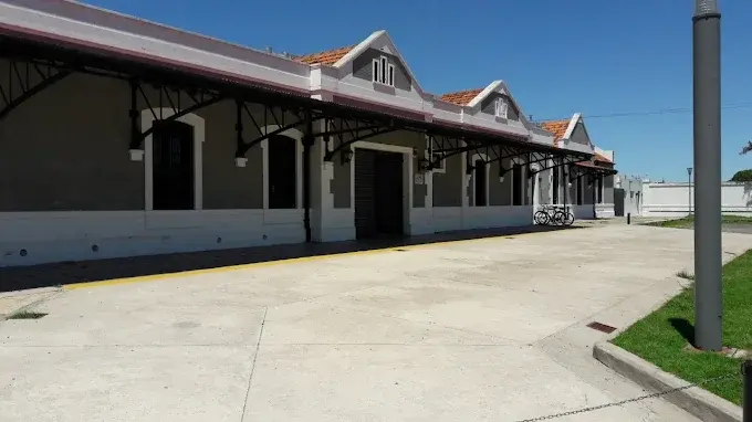 Centro Cultural La Estación (Av. Ituzaingó 320)