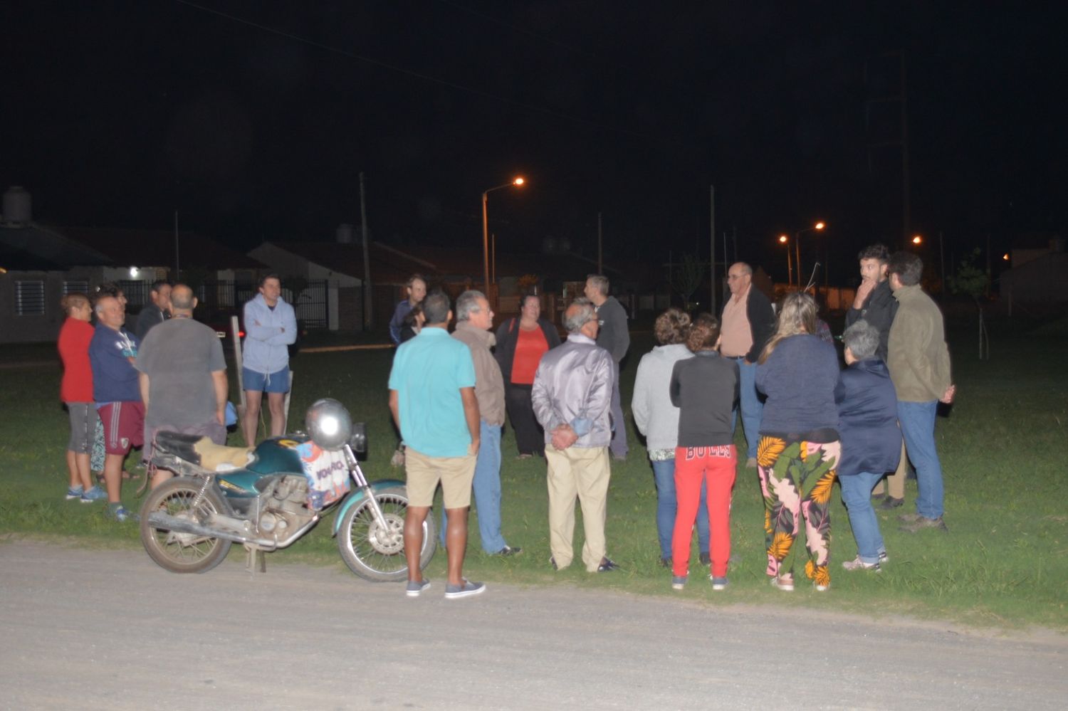 Los vecinos se convocaron en la misma plaza donde aseguran que se reúnen los delincuentes, aprovechando la falta de luz.