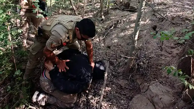 acusado de violar a la esposa y a la hija de su ex patrón - 1