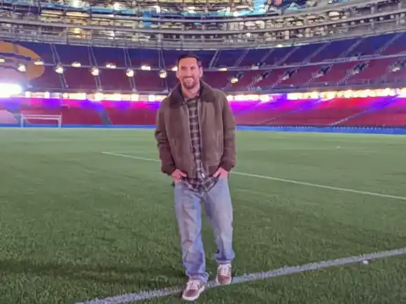 Pareja graba video romántico y aparece Lionel Messi en Barcelona: el momento se vuelve viral