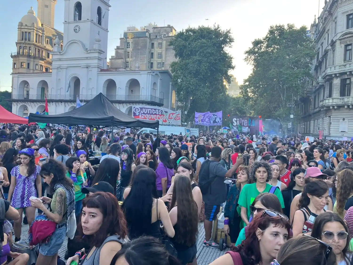 En algunas provincias se expresaron grupos de padres y mujeres, para resaltar nuevas formas de defensa de derechos de la mujer.
