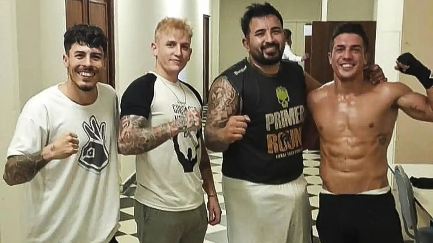 De izquierda a derecha: Juan Cruz Benetton, Emanuel Irigoyen (entrenador de Necochea Box), Juan Bernal y Agustín Pérez