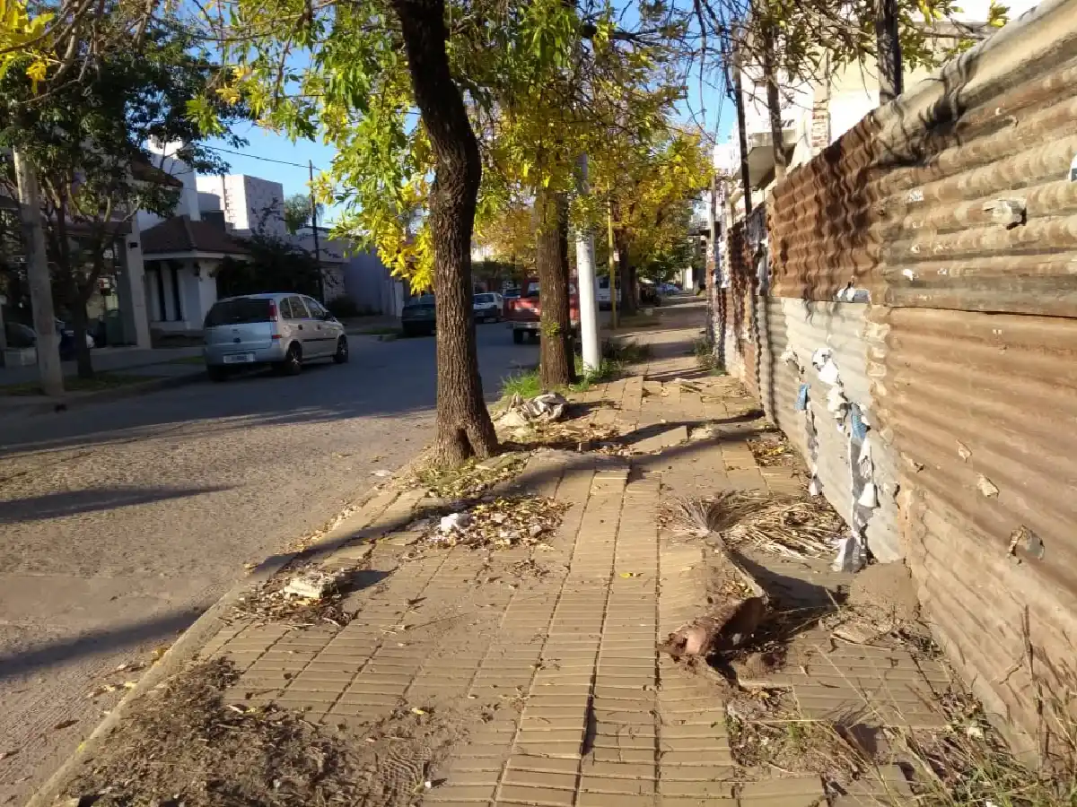 Una esquina difícil de caminar en barrio Roca