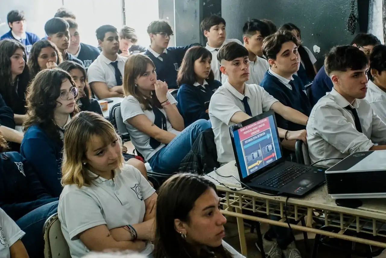 El dispositivo promueve el conocimiento de carreras terciarias, universitarias, capacitaciones y opciones de formación profesional.