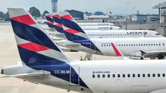 Aerolíneas en Colombia normalizan operaciones tras crisis por combustible