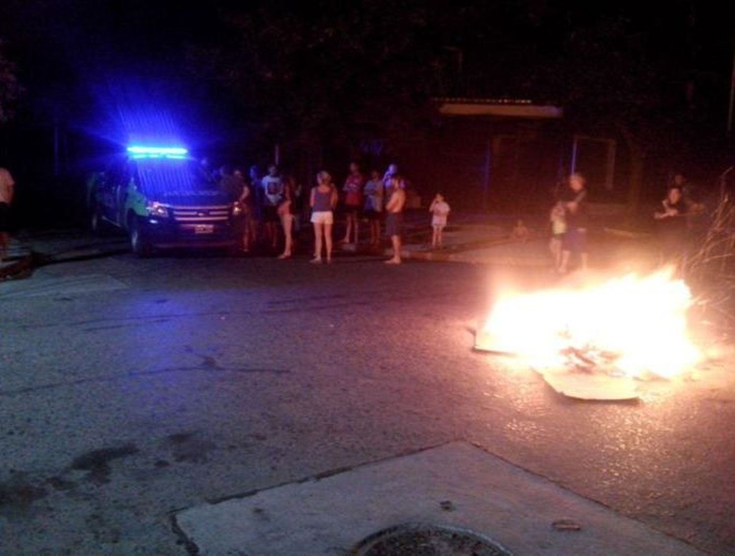 Sarandí: Los vecinos cortaron la calle en protesta por falta de luz