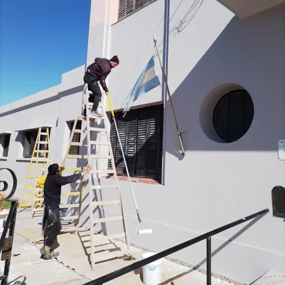 Realizan trabajos integrales de pintura y mejoras edilicias en el asilo de ancianos