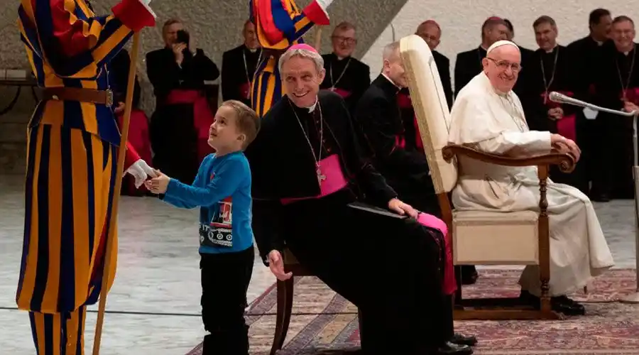 Un niño interrumpe en el Vaticano y al Papa le da un ataque de risa