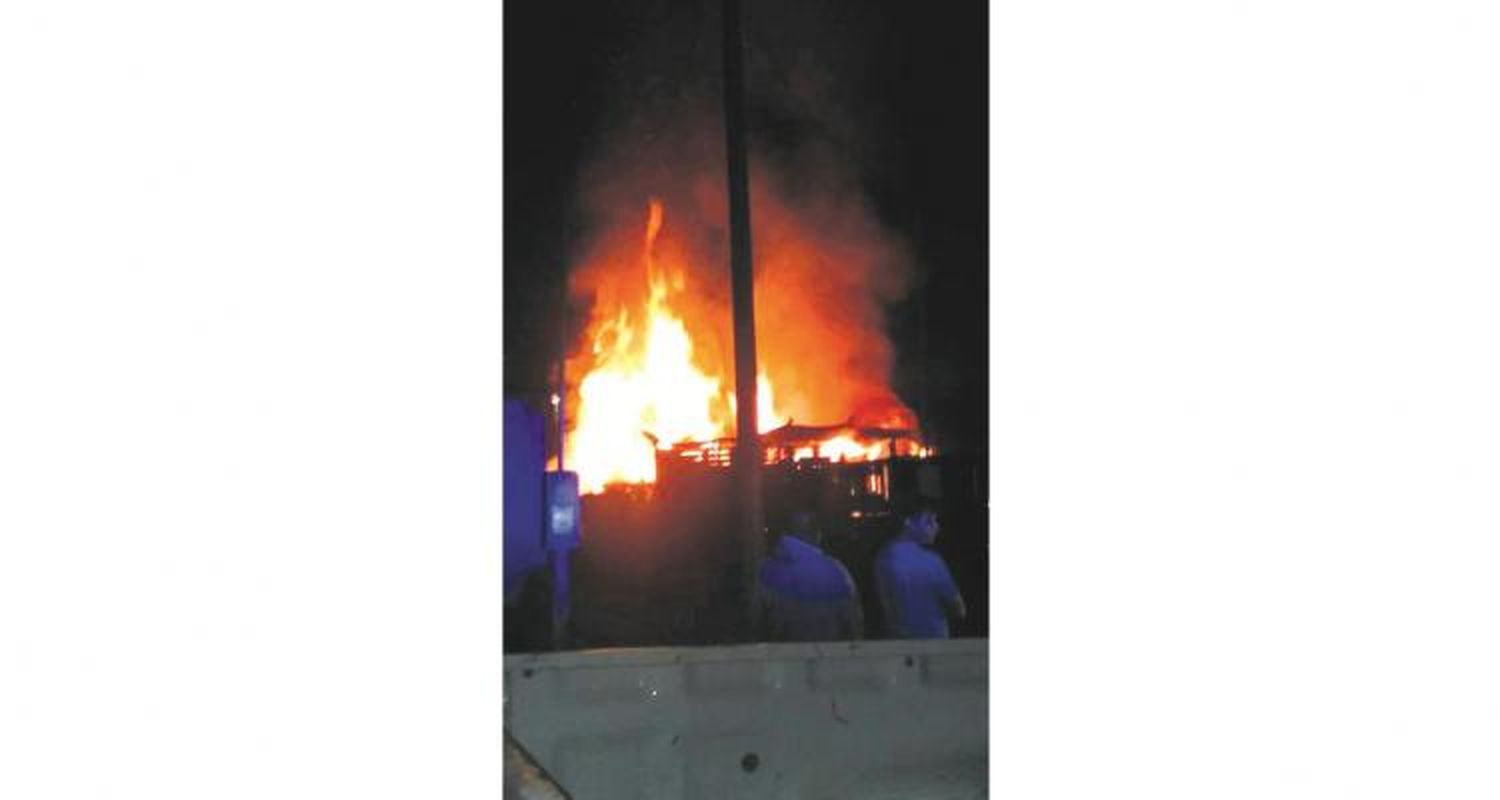 Pérdidas totales en incendio intencional de un aserradero