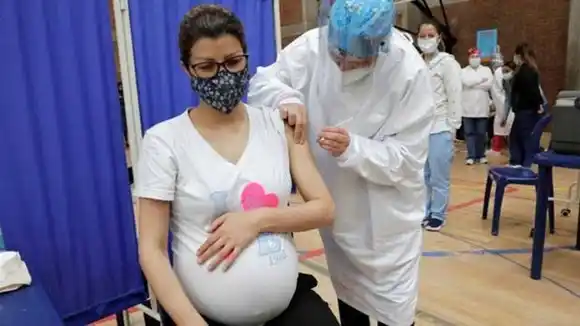 ¿Qué sabemos (y qué no) sobre la seguridad de las vacunas COVID-19 en embarazadas?