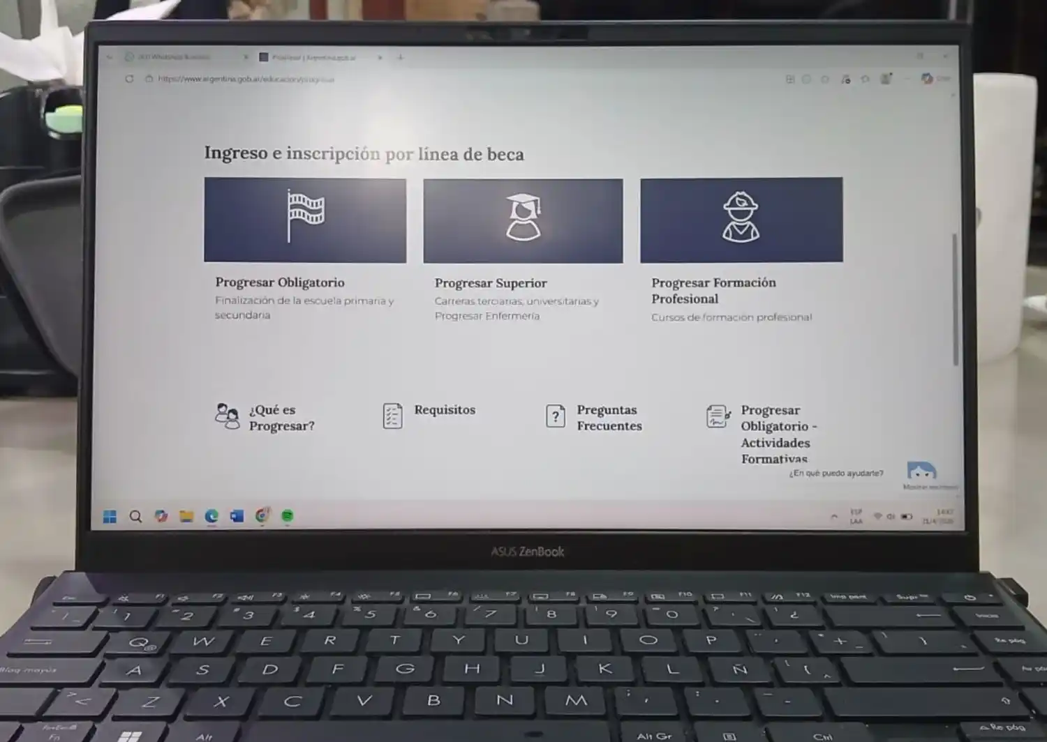 Para inscribirse hay que llenar un formulario en la página oficial de las becas.