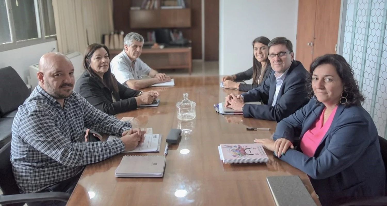 Dirigentes de Amsafe -a la izquierda-, fueron recibidos por el ministro Goity y dos secretarias. "Nosotros pedimos la reunión", aseguró Alonso. Crédito: Gentileza