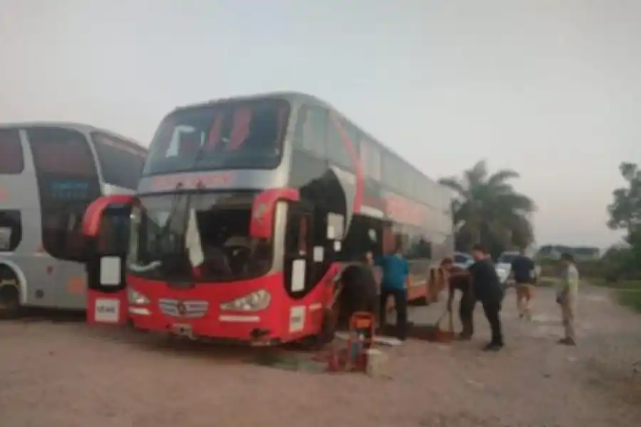 Un mecánico arreglaba un colectivo, se zafó el gato y lo aplastó