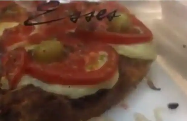 Video: las cucarachas que caminan sobre las pizzas de un reconocido comercio porteño 