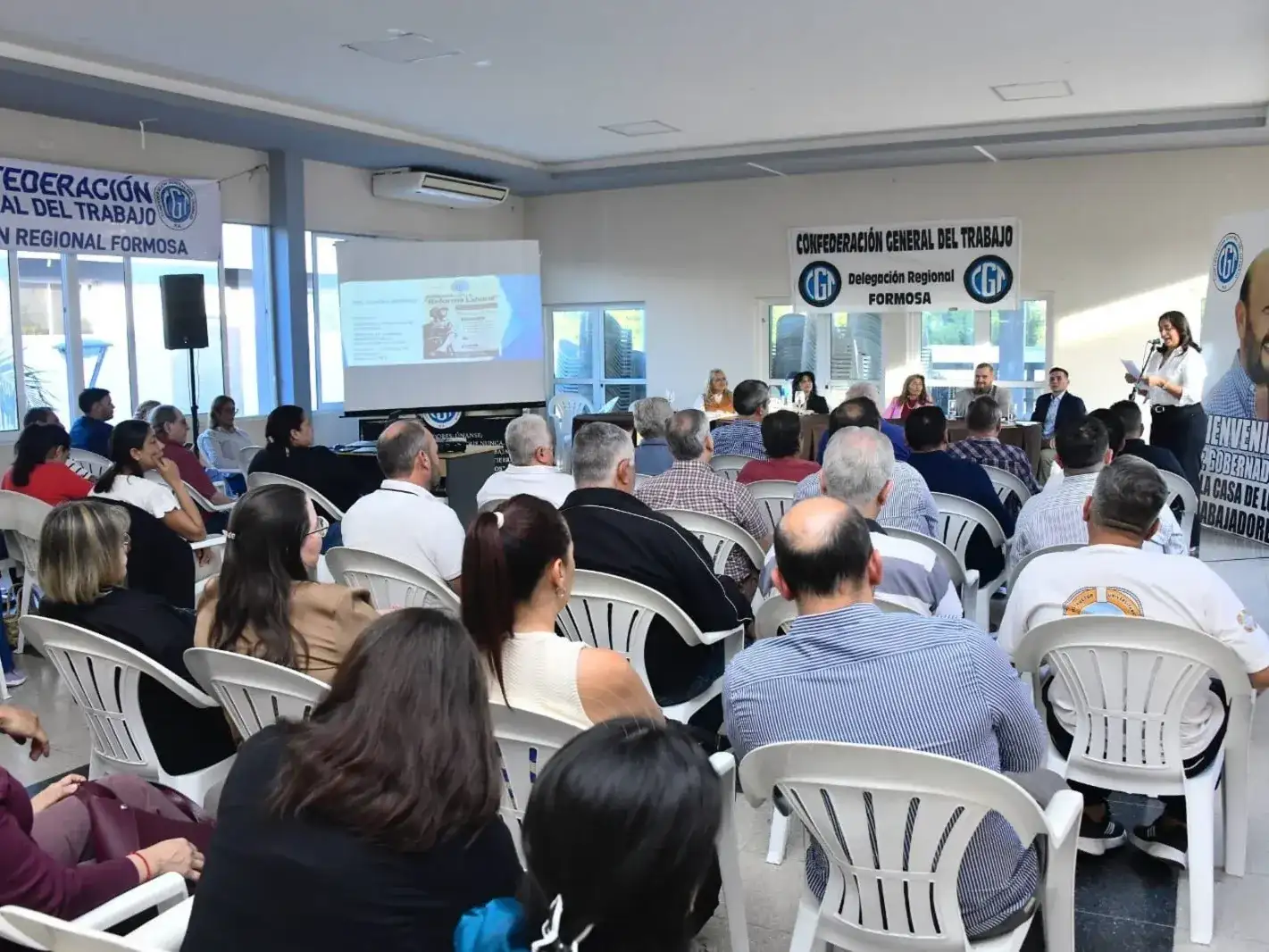 Representantes y trabajadores participan de una jornada de capacitación organizada por la CGT Formosa sobre los alcances e impacto de la Reforma Laboral, con una disertación técnica frente a un auditorio completo en la sede de la delegación regional.
