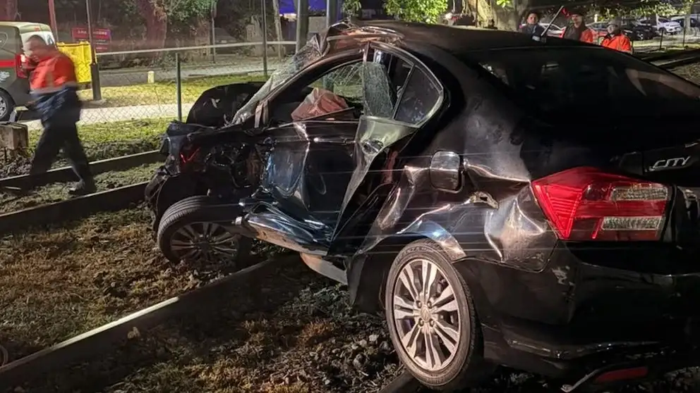 Los reportes preliminares indicaron que tanto las barreras mecánicas como las señales fonoluminosas del cruce funcionaban correctamente.