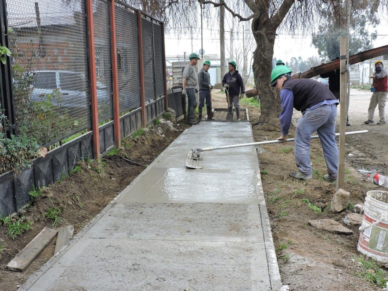 Avanzan las obras de  construcción de veredas  en una amplia zona del barrio La Movediza