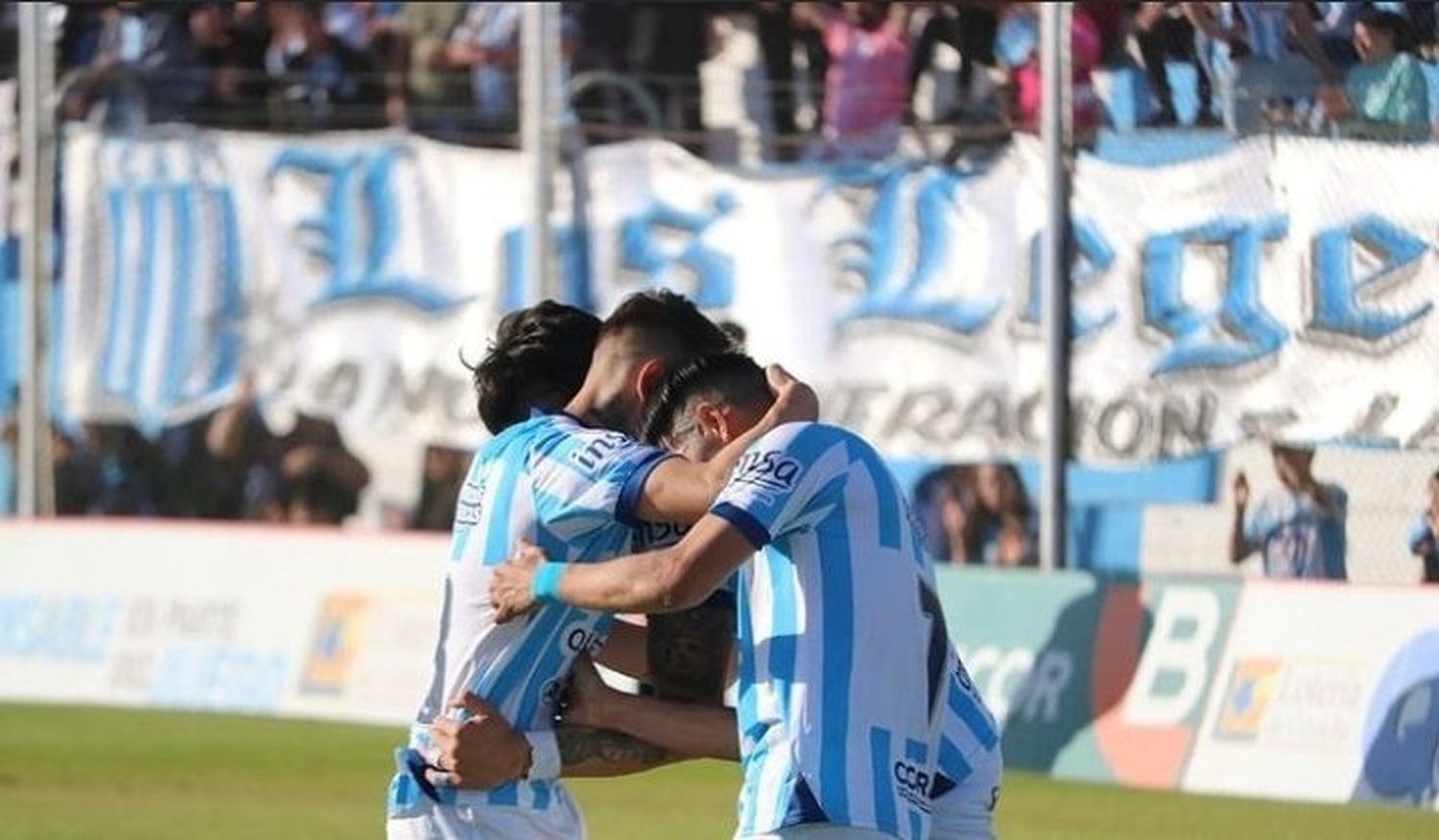 Racing de Córdoba goleó y se afirma en la zona B