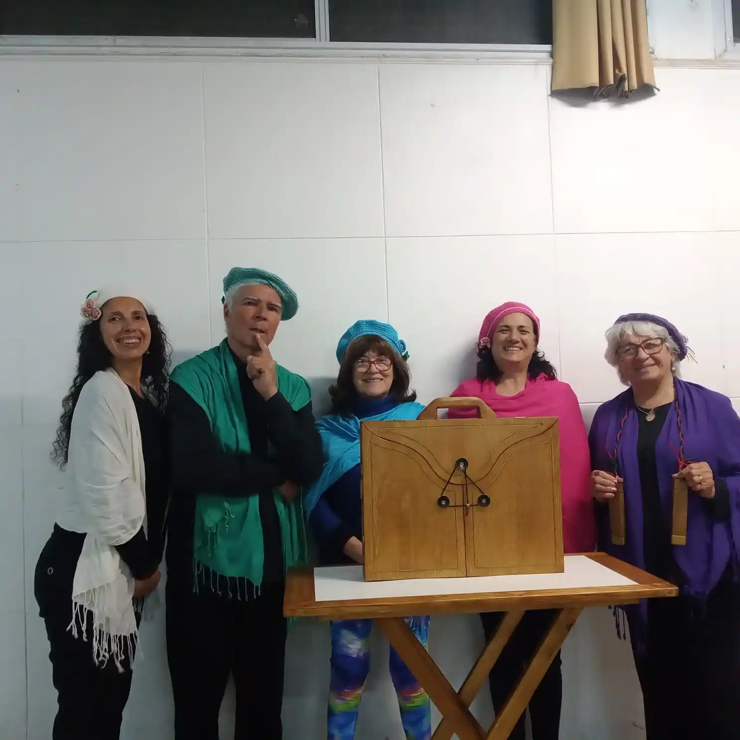 El taller "Abuelos Cuenta Cuentos" ya tiene su teatro Kamishibai