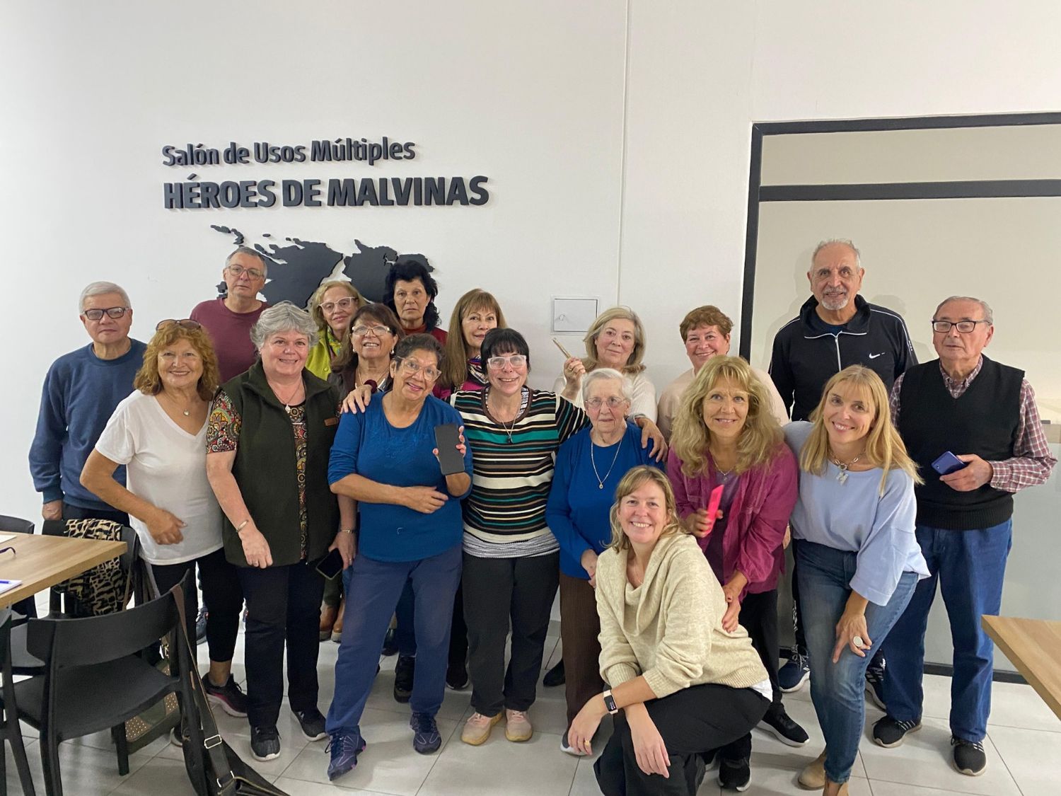 Taller de manejo de celulares a personas mayores