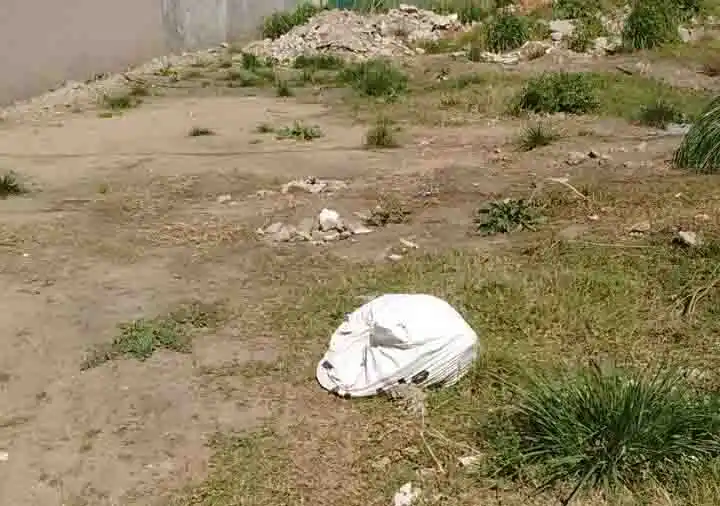Costumbre de tirar basura en un terreno