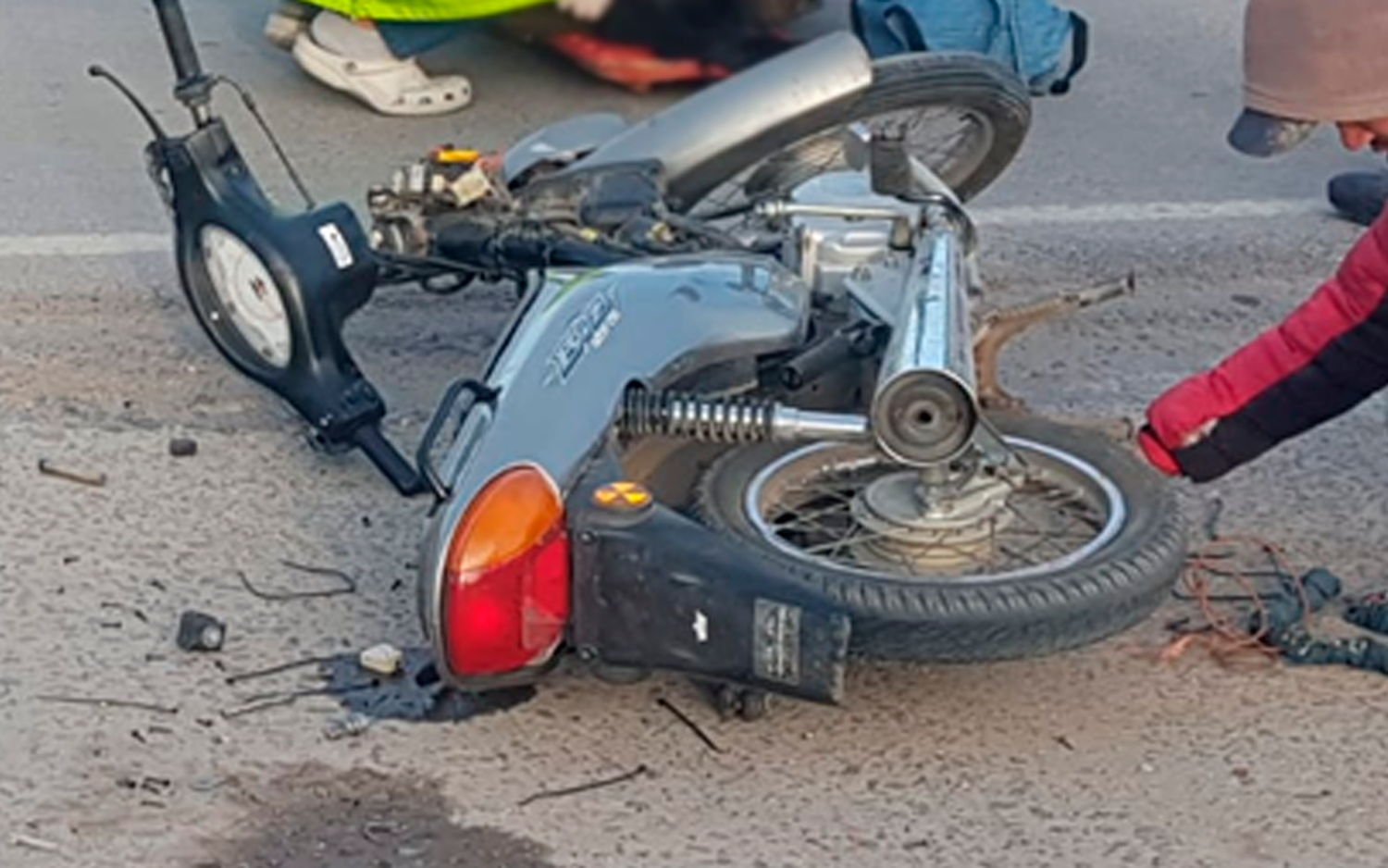 Buscan testigos o cámaras para esclarecer el violento choque de dos motos en Crucero General Belgrano