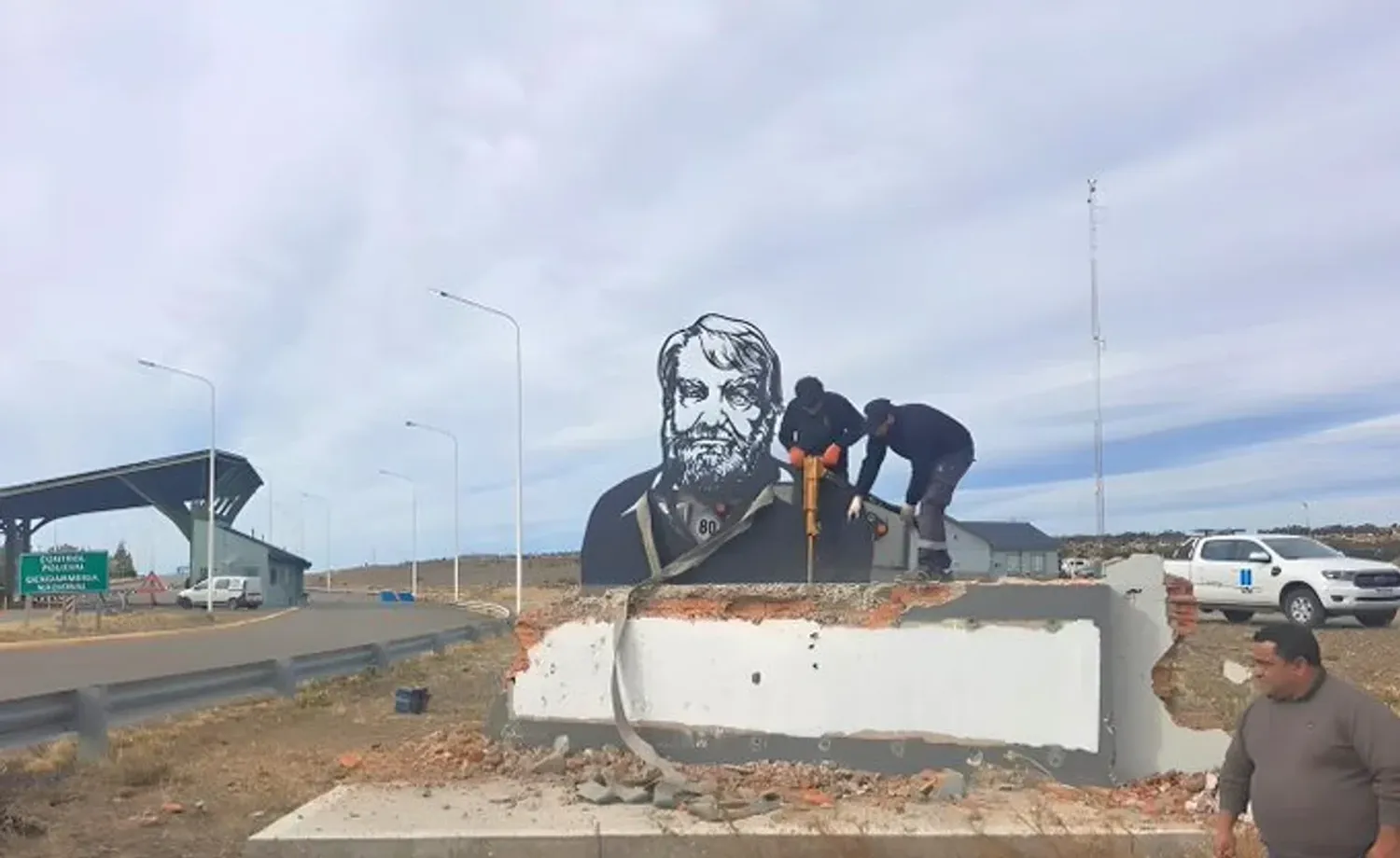 El Sindicato de Vialidad Nacional pidió "perdón" por la destrucción del monumento a Osvaldo Bayer
